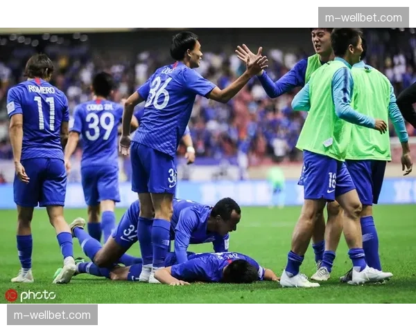 申花两度落后完成逆转,斯卢茨基换人调整激活中场扭转战局 申花两度落后完成逆转,斯卢茨基换人调整激活中场扭转战局